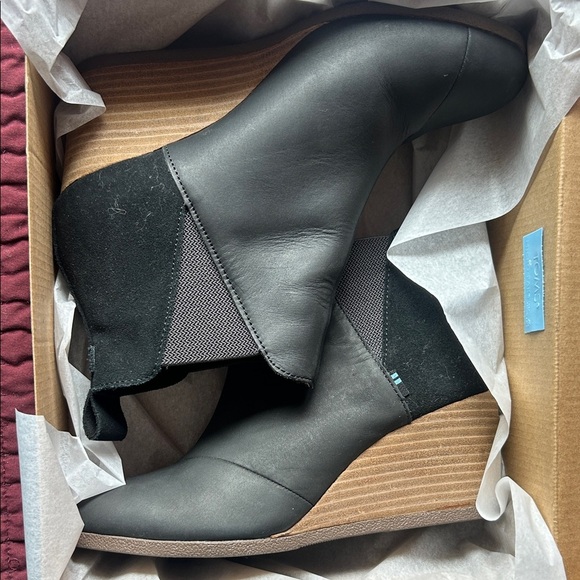 Toms Black Ankle Booties with Tan Wedge - Picture 10 of 12